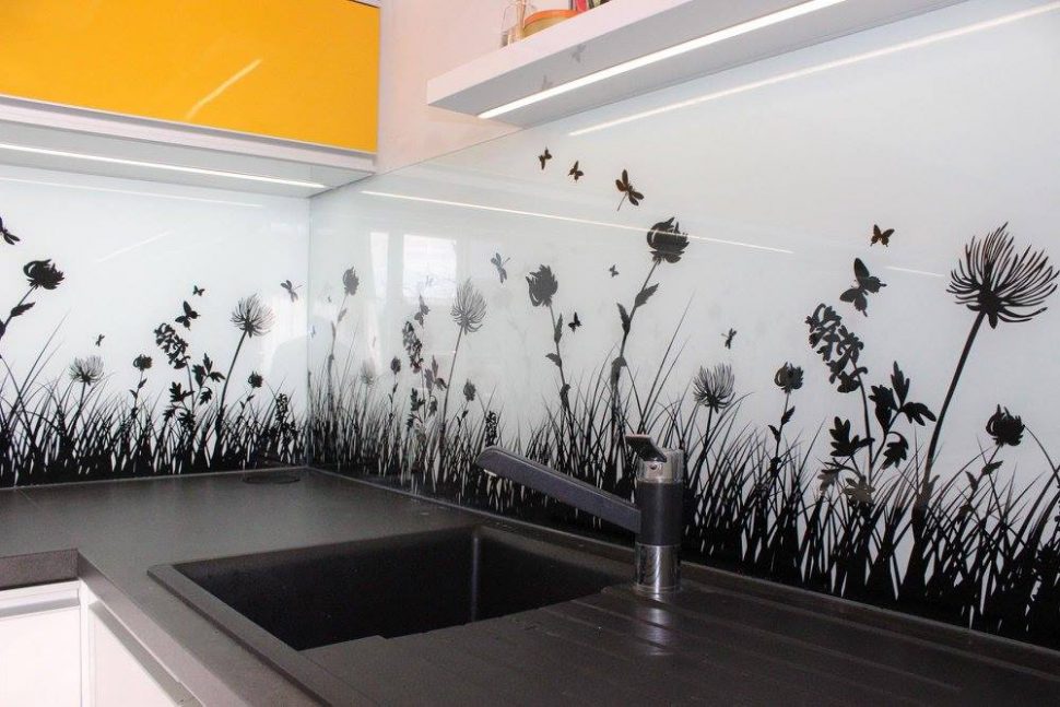 Graficke sklo grafozasteny sklenene zasteny cierne kvety biele pozadie kuchyna